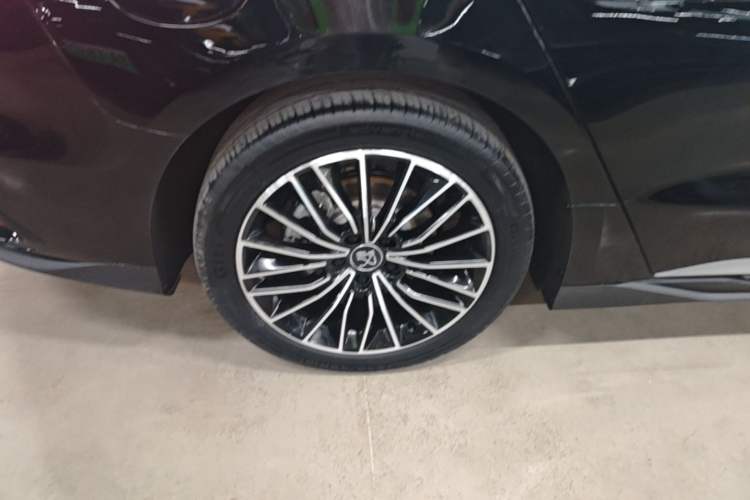 Used BYD Han 2024 EV Glory Edition 506KM Front-Wheel-Drive Premium Model Right Rear Wheel Hub