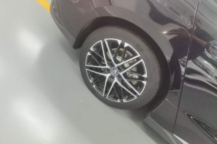 Used BYD Han 2024 EV Glory Edition 605KM Front-Wheel-Drive Premium Model Right Rear Wheel Hub