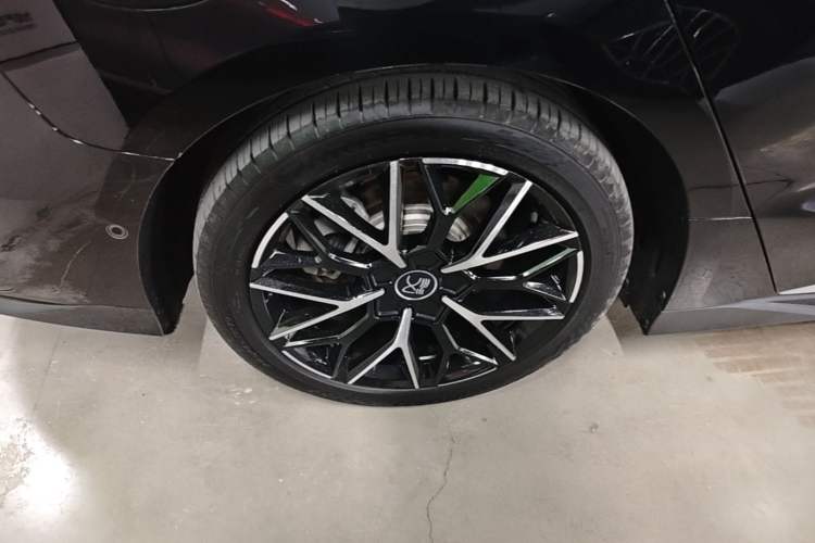 Used BYD Han 2024 EV Glory Edition 610 km All-Wheel Drive "Tian Shen Zhi Jia" Intelligent Driving Model Right Rear Wheel Hub