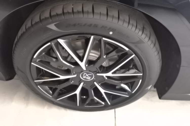 Used BYD Han 2024 EV Glory Edition 610 km All-Wheel Drive "Tian Shen Zhi Jia" Intelligent Driving Model Right Rear Wheel Hub