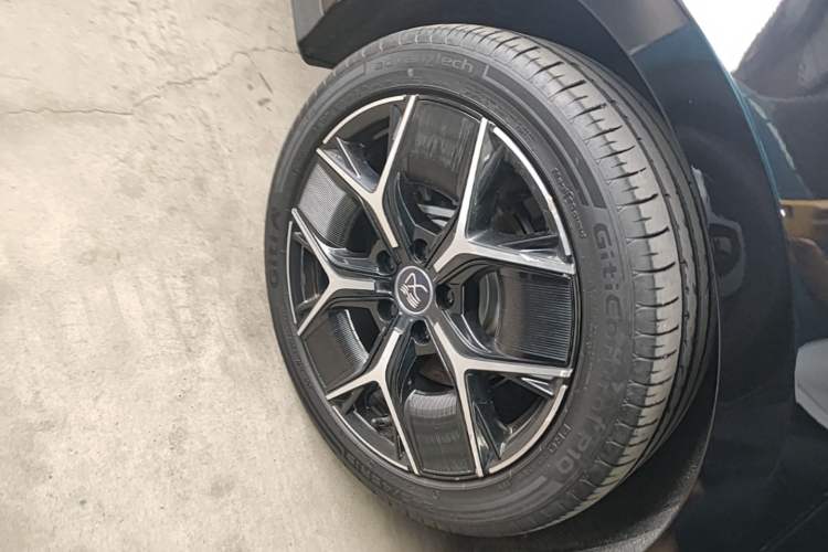 Used BYD Han 2024 EV Glory Edition 605KM Front-Wheel-Drive Premium Model Right Rear Wheel Hub