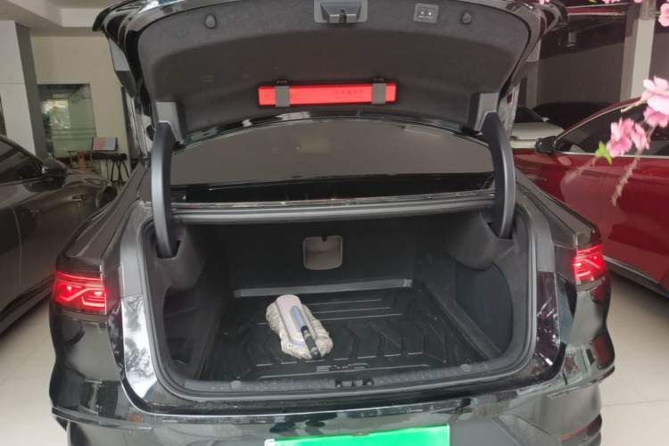 Used BYD Han 2024 EV Glory Edition 605KM Front-Wheel-Drive Premium Model Trunk