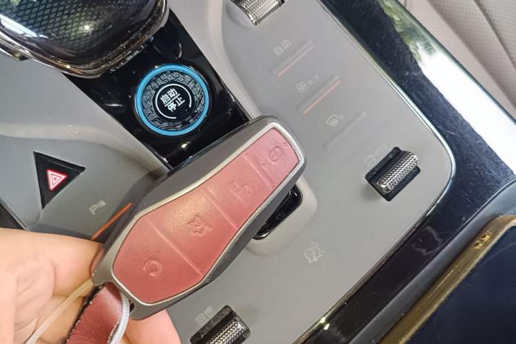 Used BYD Han 2024 EV Glory Edition 605KM Front-Wheel-Drive Premium Model Vehicle Key