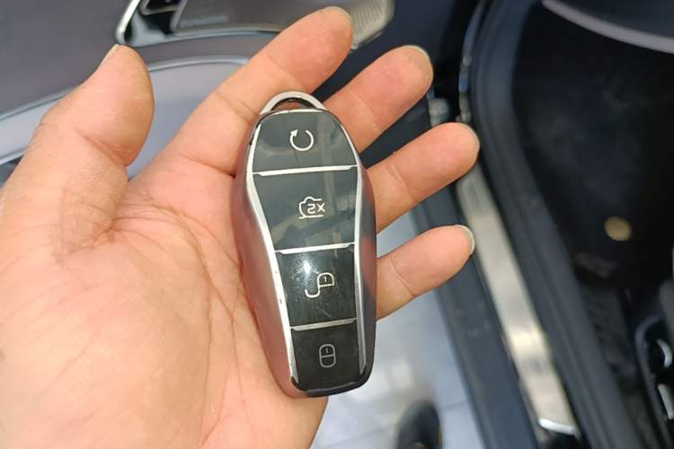 Used BYD Han 2024 EV Glory Edition 610 km All-Wheel Drive "Tian Shen Zhi Jia" Intelligent Driving Model Vehicle Key