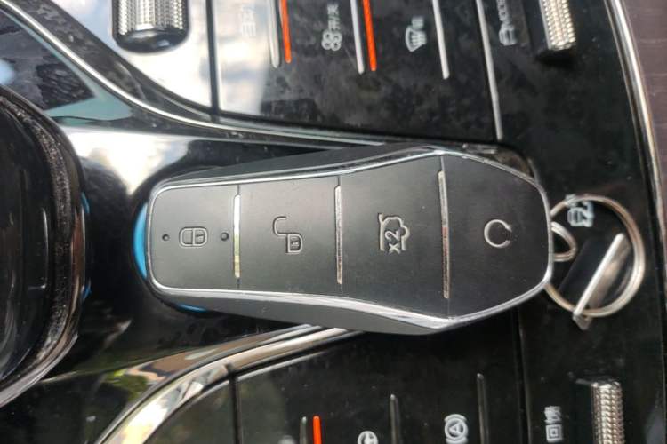 Used BYD Han 2024 EV Glory Edition 610 km All-Wheel Drive "Tian Shen Zhi Jia" Intelligent Driving Model Vehicle Key
