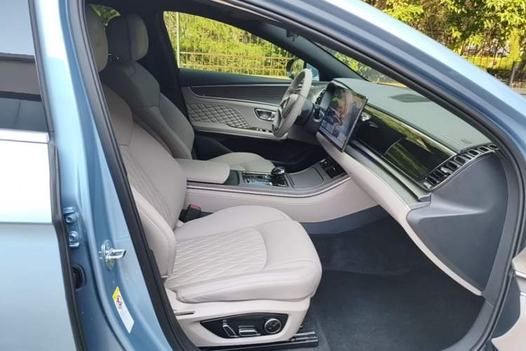 Used BYD Han 2024 DM-i Glory Edition 121KM Premium Model Right Front Seat