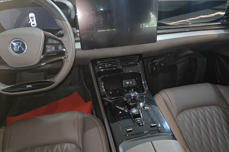 Used BYD Han 2024 DM-i Glory Edition 121KM Elite Model Audio And AC Panel