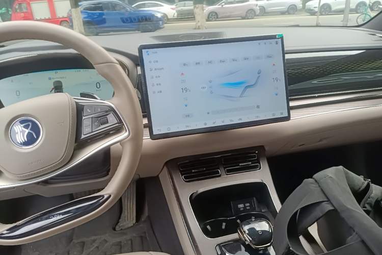 Used BYD Han 2024 EV Glory Edition 610 km All-Wheel Drive "Tian Shen Zhi Jia" Intelligent Driving Model Audio And AC Panel