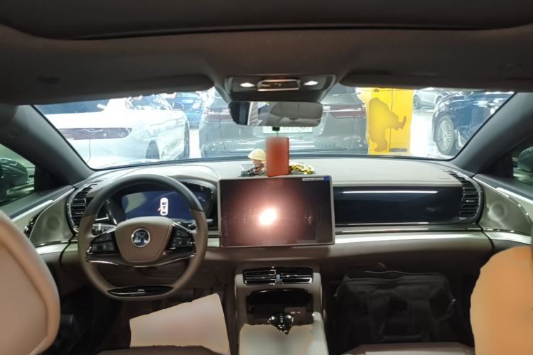 Used BYD Han 2024 EV Glory Edition 506KM Front-Wheel-Drive Premium Model Center Console