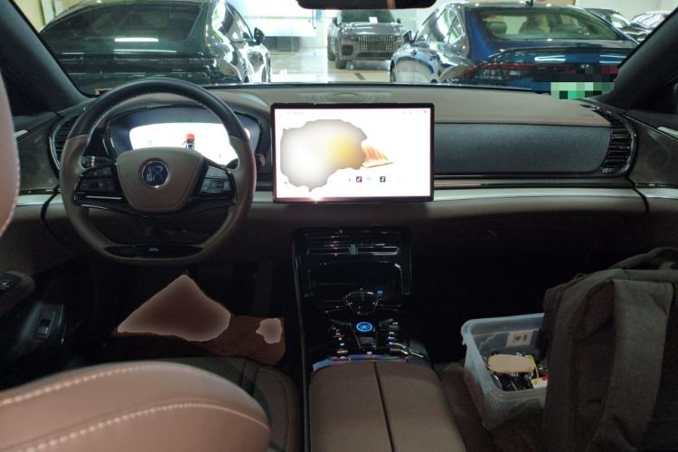 Used BYD Han 2024 DM-i Glory Edition 121KM Elite Model Center Console