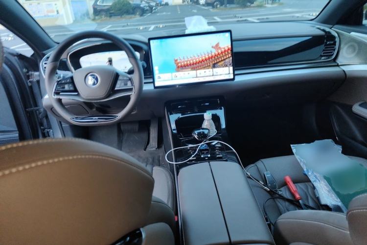 Used BYD Han 2024 DM-i Glory Edition 121KM Elite Model Center Console