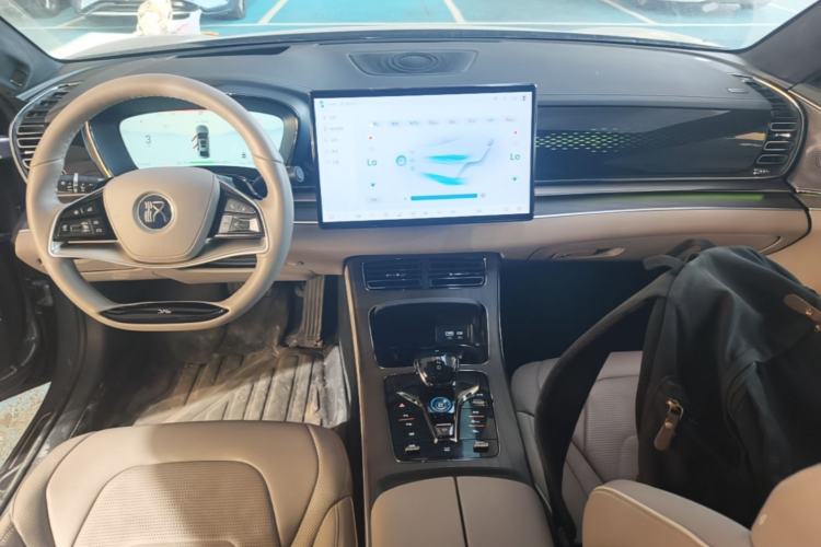 Used BYD Han 2024 EV Glory Edition 610 km All-Wheel Drive "Tian Shen Zhi Jia" Intelligent Driving Model Center Console