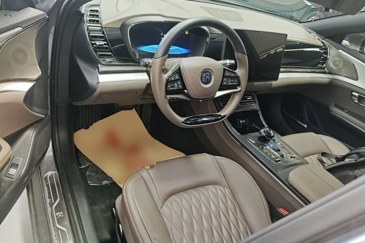 Used BYD Han 2024 DM-i Glory Edition 121KM Elite Model Center Console