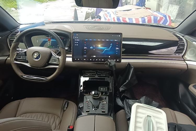 Used BYD Han 2024 EV Glory Edition 506KM Front-Wheel-Drive Premium Model Center Console