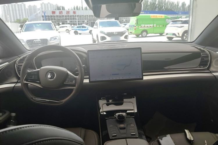 Used BYD Han 2024 DM-i Glory Edition 121KM Elite Model Center Console
