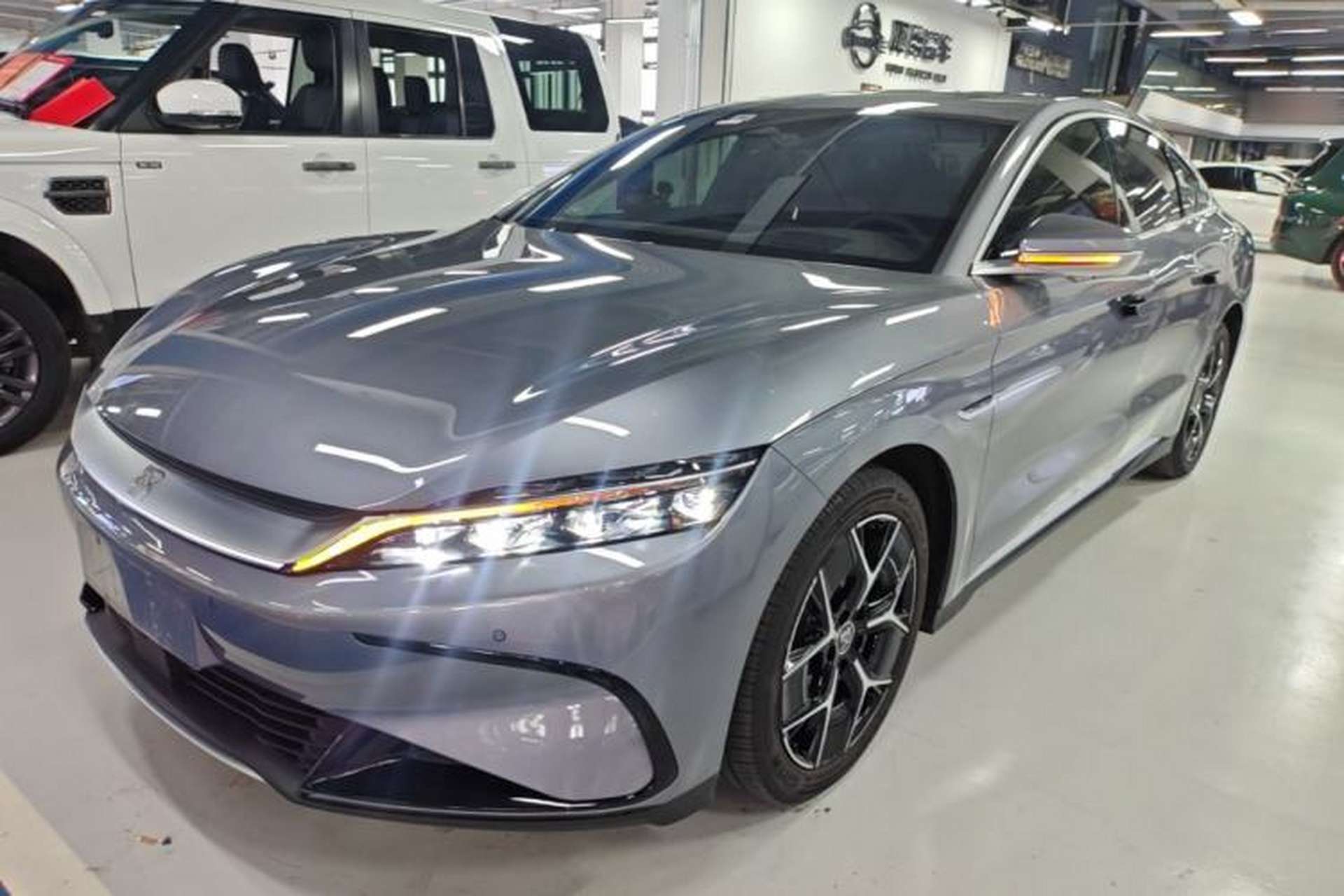 Used BYD Han 2024 EV Glory Edition 605KM Front-Wheel-Drive Premium Model Front Left 45 Deg
