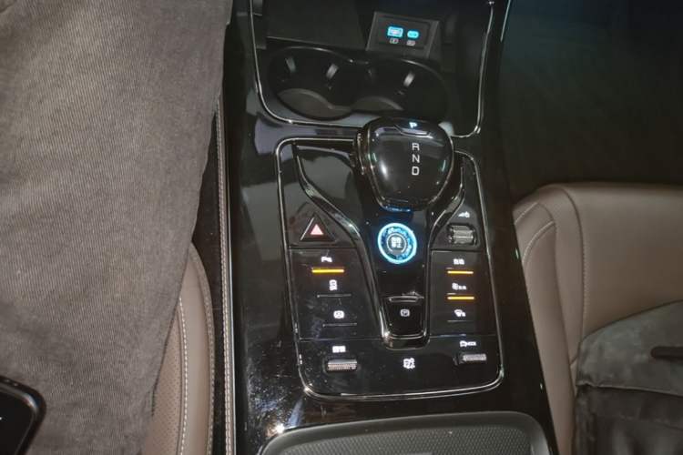 Used BYD Han 2024 EV Glory Edition 605KM Front-Wheel-Drive Premium Model Gear Lever