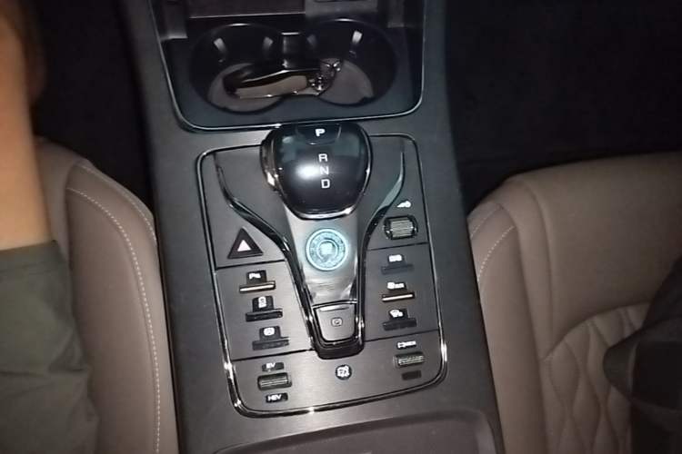 Used BYD Han 2024 DM-i Glory Edition 121KM Elite Model Gear Lever