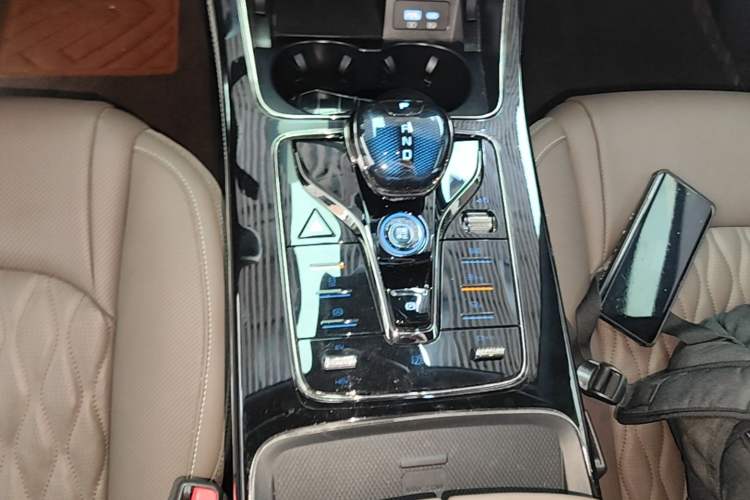 Used BYD Han 2024 DM-i Glory Edition 121KM Prestige Model Gear Lever