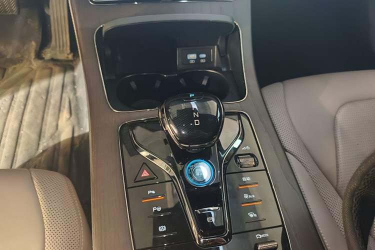 Used BYD Han 2024 EV Glory Edition 610 km All-Wheel Drive "Tian Shen Zhi Jia" Intelligent Driving Model Gear Lever