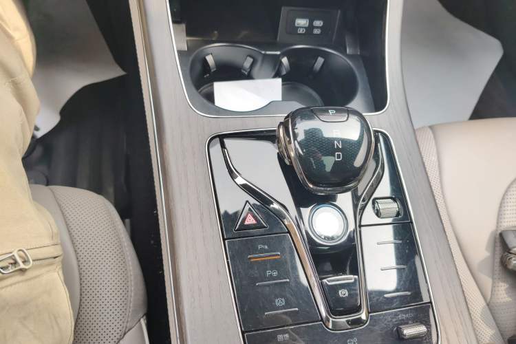 Used BYD Han 2024 EV Glory Edition 610 km All-Wheel Drive "Tian Shen Zhi Jia" Intelligent Driving Model Gear Lever