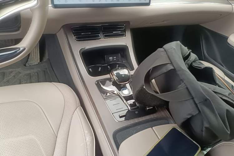 Used BYD Han 2024 EV Glory Edition 610 km All-Wheel Drive "Tian Shen Zhi Jia" Intelligent Driving Model Gear Lever