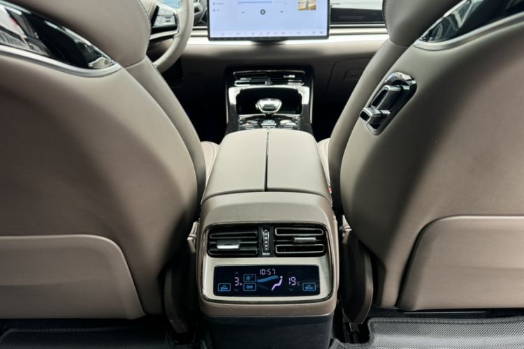 Used BYD Han 2024 EV Glory Edition 605KM Front-Wheel-Drive Premium Model Interior 4
