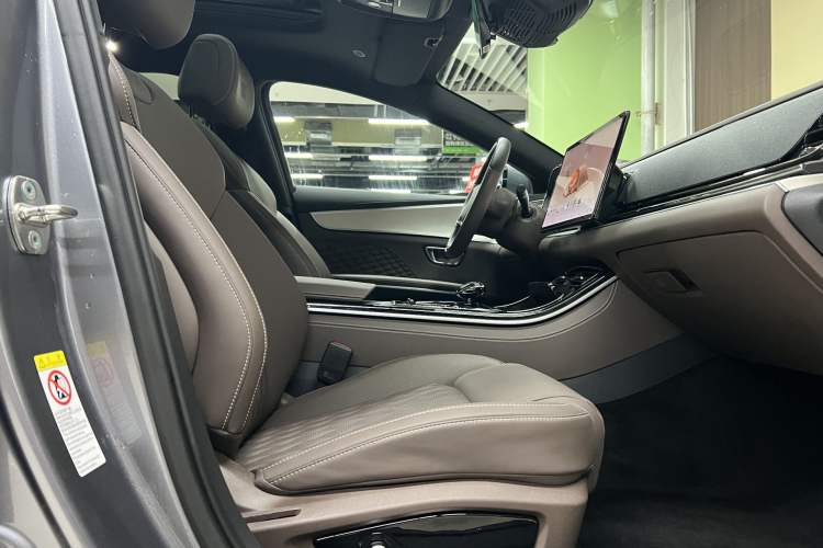 Used BYD Han 2024 DM-i Glory Edition 121KM Elite Model Interior 4