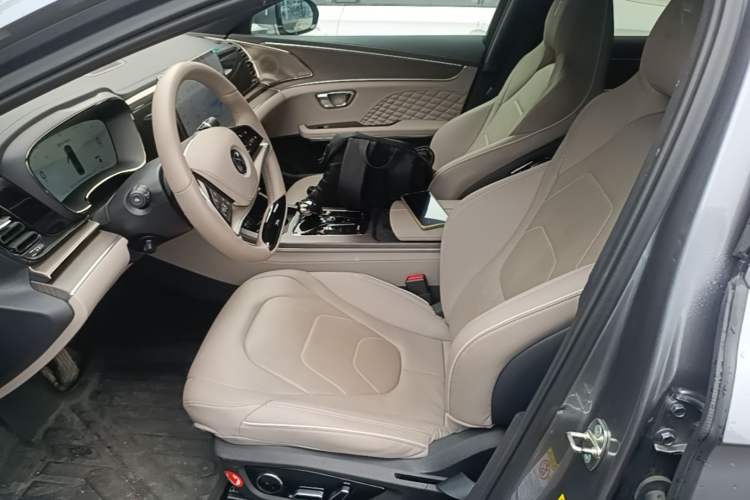 Used BYD Han 2024 EV Glory Edition 610 km All-Wheel Drive "Tian Shen Zhi Jia" Intelligent Driving Model Left Front Seat