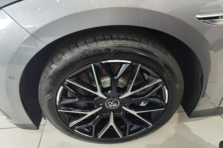 Used BYD Han 2024 EV Glory Edition 610 km All-Wheel Drive "Tian Shen Zhi Jia" Intelligent Driving Model Left Front Wheel Hub