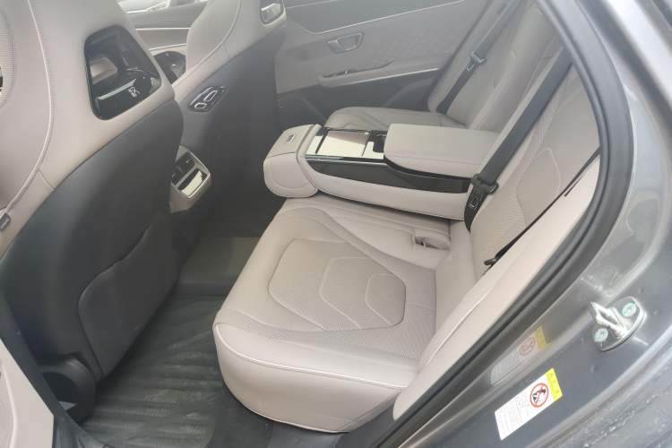 Used BYD Han 2024 EV Glory Edition 610 km All-Wheel Drive "Tian Shen Zhi Jia" Intelligent Driving Model Left Rear Seat