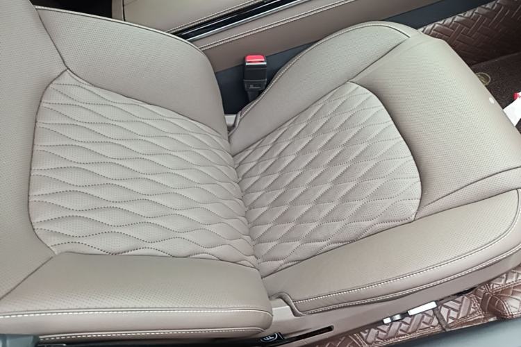 Used BYD Han 2024 DM-i Glory Edition 121KM Prestige Model Right Front Seat