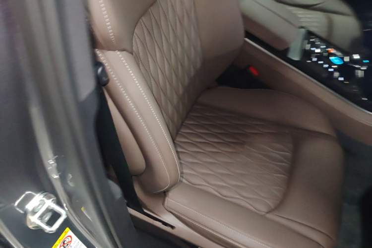 Used BYD Han 2024 DM-i Glory Edition 121KM Elite Model Right Front Seat