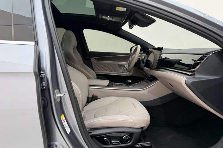 Used BYD Han 2024 EV Glory Edition 610 km All-Wheel Drive "Tian Shen Zhi Jia" Intelligent Driving Model Right Front Seat