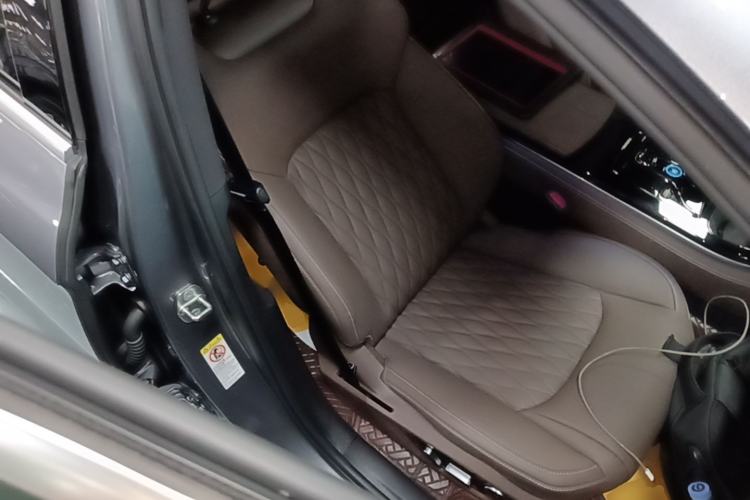 Used BYD Han 2024 DM-i Glory Edition 121KM Prestige Model Right Front Seat