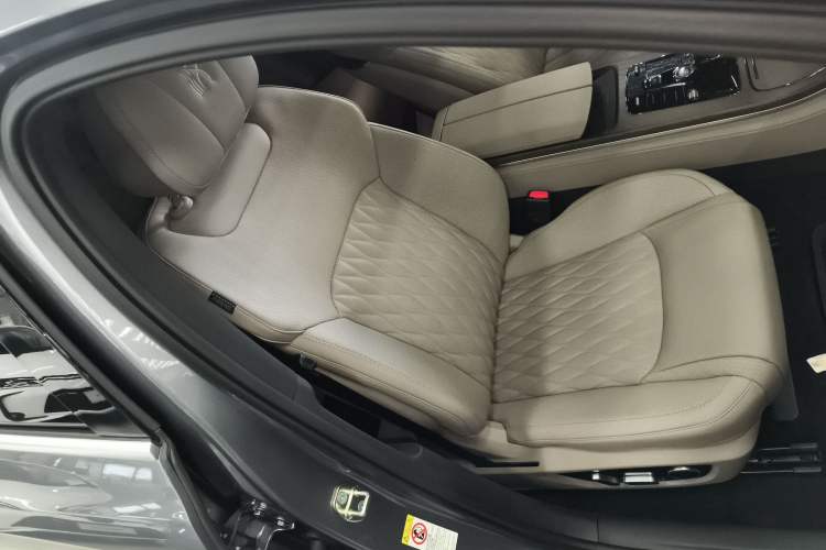 Used BYD Han 2024 DM-i Glory Edition 200KM Flagship Model Right Front Seat