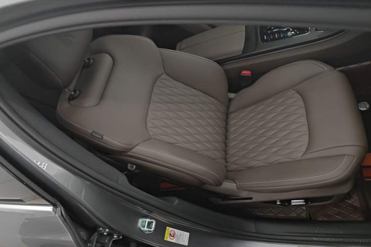 Used BYD Han 2024 DM-i Glory Edition 121KM Elite Model Right Front Seat