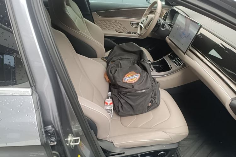 Used BYD Han 2024 EV Glory Edition 610 km All-Wheel Drive "Tian Shen Zhi Jia" Intelligent Driving Model Right Front Seat