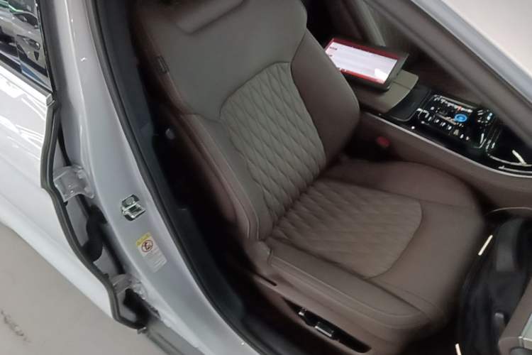 Used BYD Han 2024 DM-i Glory Edition 121KM Elite Model Right Front Seat