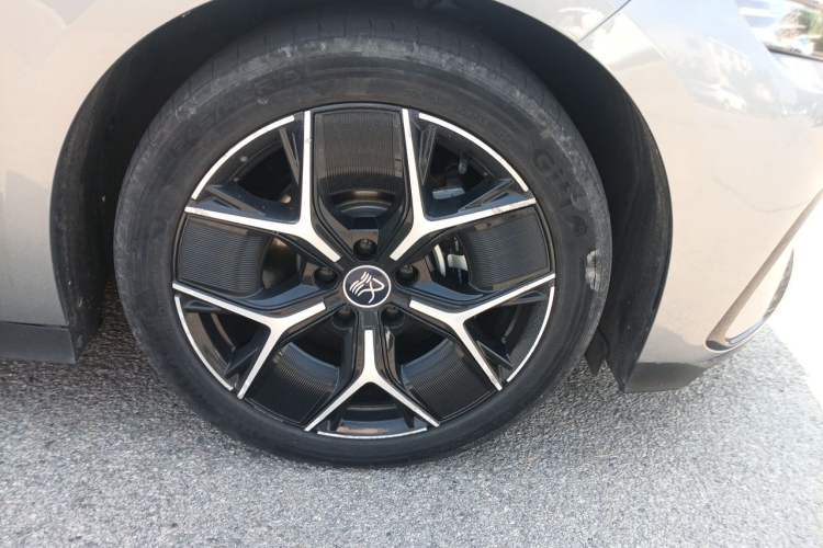 Used BYD Han 2024 EV Glory Edition 605KM Front-Wheel-Drive Premium Model Right Front Wheel Hub