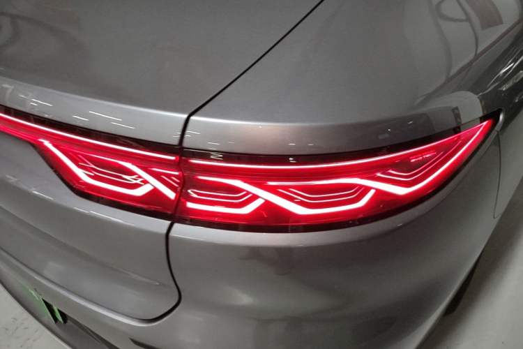 Used BYD Han 2024 DM-i Glory Edition 121KM Elite Model Right Rear Taillight