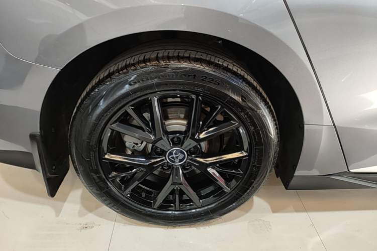 Used BYD Han 2024 DM-i Glory Edition 121KM Elite Model Right Rear Wheel Hub