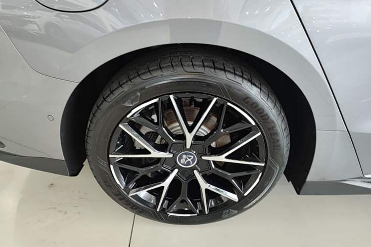 Used BYD Han 2024 EV Glory Edition 610 km All-Wheel Drive "Tian Shen Zhi Jia" Intelligent Driving Model Right Rear Wheel Hub