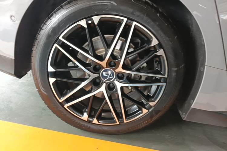 Used BYD Han 2024 EV Glory Edition 605KM Front-Wheel-Drive Premium Model Right Rear Wheel Hub