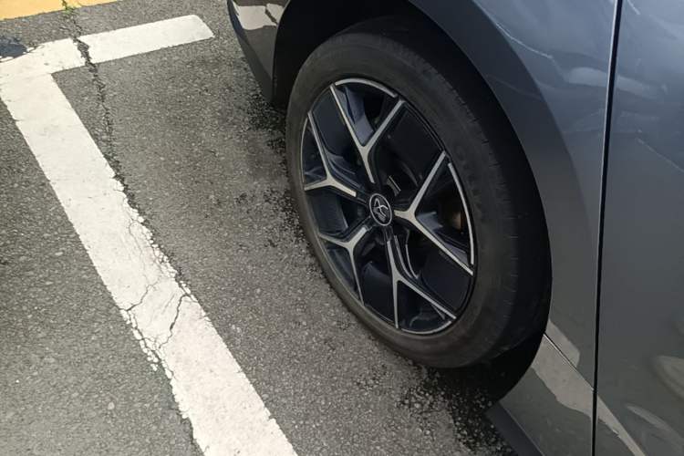 Used BYD Han 2024 EV Glory Edition 605KM Front-Wheel-Drive Premium Model Right Rear Wheel Hub
