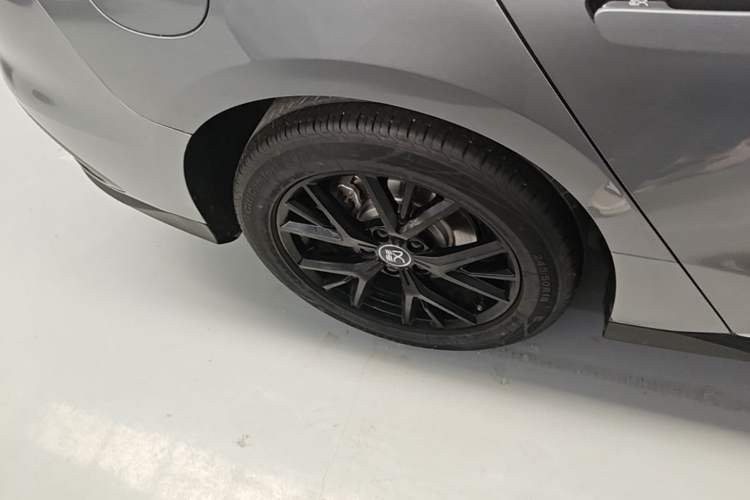 Used BYD Han 2024 DM-i Glory Edition 121KM Elite Model Right Rear Wheel Hub