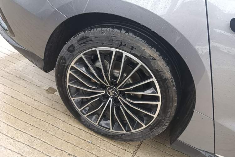 Used BYD Han 2024 EV Glory Edition 506KM Front-Wheel-Drive Premium Model Right Rear Wheel Hub