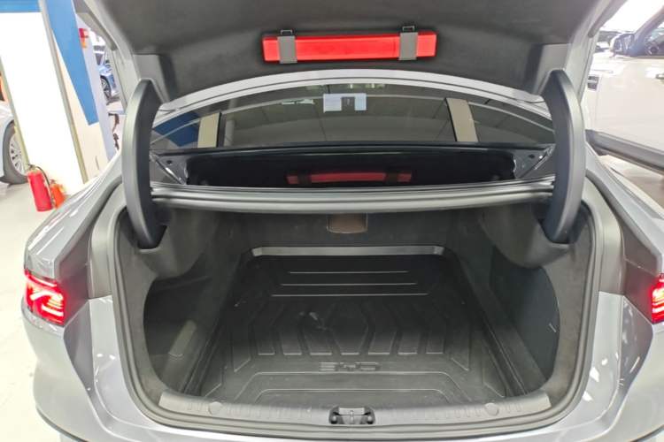 Used BYD Han 2024 EV Glory Edition 605KM Front-Wheel-Drive Premium Model Trunk