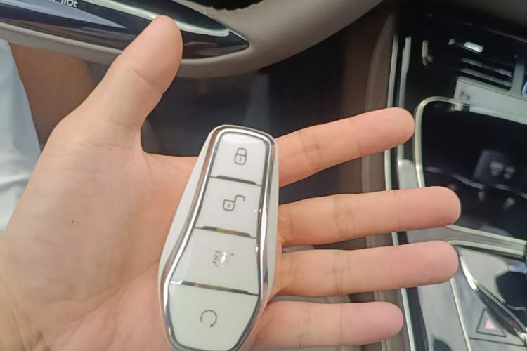 Used BYD Han 2024 EV Glory Edition 605KM Front-Wheel-Drive Premium Model Vehicle Key