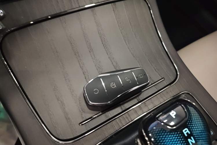 Used BYD Han 2024 EV Glory Edition 715KM Front-Wheel-Drive Flagship Model Vehicle Key